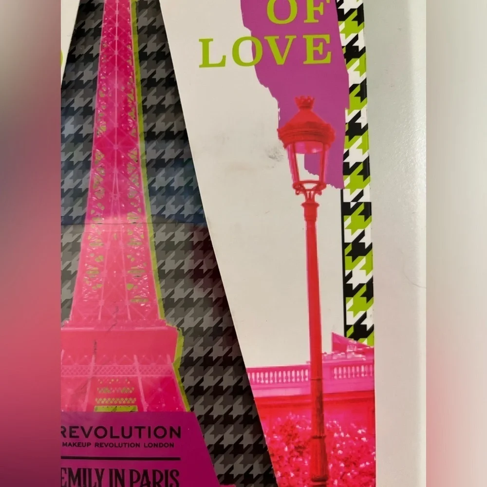 NWT Makeup Revolution X Emily in Paris 15 Piece Eyeshadow Gift Set Palette